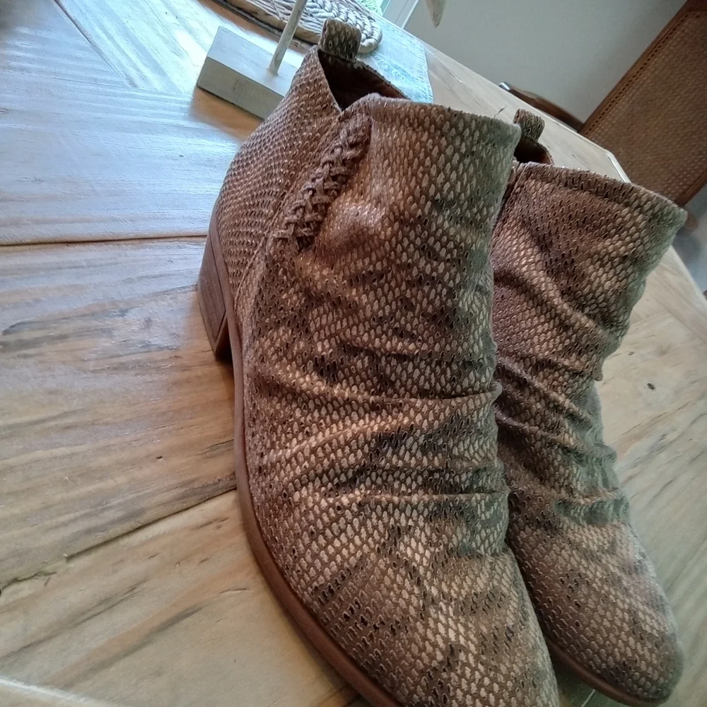 Bare Traps Grafton Almond Snakeskin Ankle Boots Size 8.5 - Picture 2 of 15